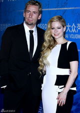 组图：华鼎开幕 艾薇儿携老公恩爱现身红毯