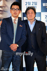 组图：河正宇等出席新片《与犯罪的战争》媒体首映