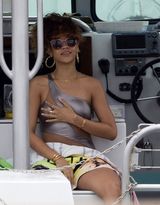 组图：蕾哈娜泳装现身游艇秀火辣身材