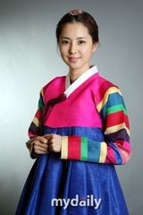 组图：韩星洪秀雅韩彩雅穿韩服拍写真知性优雅