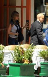 高清：詹妮弗-安妮斯顿职业装亮相 面对镜头耍太极