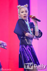 组图：《M Countdown》2NE1夺冠 金宇彬主持