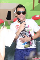 组图：梁汉文玩独木舟脚被割 亮相展示伤口