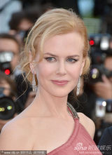 组图：妮可戛纳走秀风情露背 真空激凸艳光四射