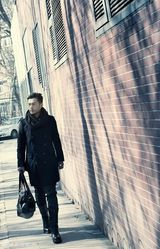 组图：谭凯早春街拍尽显文艺气息