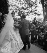 组图：伊丽莎白-泰勒生前绝版照 18岁浪漫婚礼