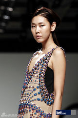 组图：韩国笑星名模齐聚亮相慈善时装秀