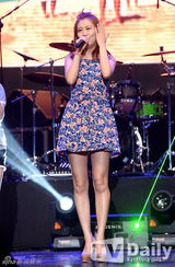 组图：SISTAR超短裤露长腿 热舞翘臀秀S曲线