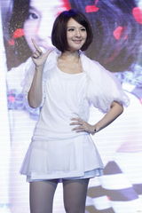 组图：郭静摆桃花阵玩招亲 获赠天后级专属麦克