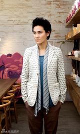 组图：丁子峻拍时尚大片 雅痞风随性而自然