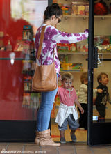 组图：超模带娃上课 小帅哥白衫系腰频放电