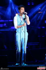 组图：李敏镐小清新蓝衣开唱 自曝被粉丝捏屁股