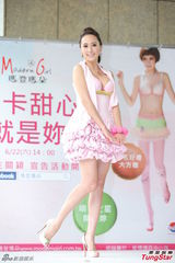 组图：人妻关颖性感挤奶 不怕老公吃醋