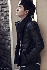 组图：黄明倾情演绎冬日情怀 展现成熟魅力