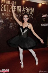 组图：万圣节关心妍扮菠萝头王菲钱国伟扮鸟叔