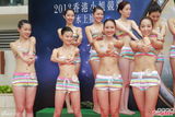 组图：港姐佳丽首度泳衣亮相 水上展傲人身姿