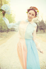 组图：刘萌萌花仙子夏日写真笑容温暖