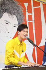 组图：严爵MV中谈恋爱 假戏真吻被漏拍