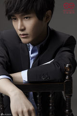 组图：李炜化身英伦绅士 新造型释放电眼魔力