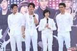 组图：汪东城蔡旻佑台北为电视原声带签唱