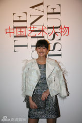 组图：姚星彤冯绍峰陈燃出席摄影展着装默契