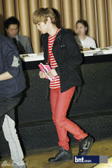 组图：韩国组合SHINee助阵化妆品牌新品发布