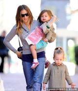 组图：杰西卡-帕克接女儿放学妹妹得宠姐姐吃醋