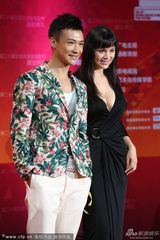 组图：石兰走红毯深V低胸秀傲人双峰