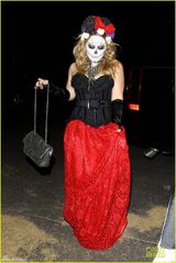 组图：万圣节变装秀 卡戴珊变人鱼帕里斯穿扑克装