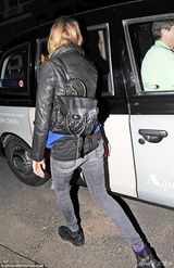 组图：凯特摩丝与接班人合照 出柜超模卡拉帅气