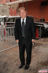 组图：午马28日出殡 成龙曾志伟姜大卫等扶灵