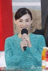 组图：张柏芝亮相变握手会 绿裙优雅难掩膝盖伤痕