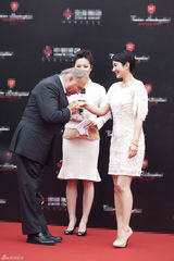 组图：黄奕气质白裙为新店剪彩