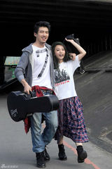 组图：田馥甄拍新歌MV与男主角秀恩爱