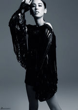 组图：黄圣依登杂志风格百变 黑白影像呈现性感