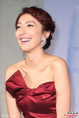 组图：《女王的诞生》孙耀威抱起杨谨华体力佳