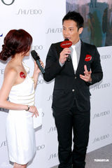 幻灯图：杨谨华性感半球代言 丁子高为其加冕献花