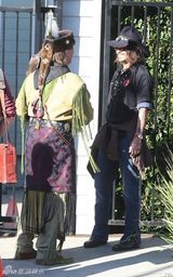 组图：约翰尼-德普穿印第安服装参加亲子活动