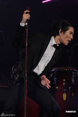 组图：萧敬腾红馆演唱会落幕 张智霖袁咏仪捧场