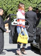 组图：辣妈杰西卡-阿尔芭横条毛衣街拍清新