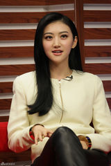 组图：《警察故事》刘烨贫嘴聊捉贼 景甜赞成龙