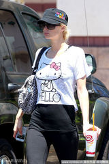 组图：希尔顿穿Kitty衫现身 携新男友高调秀恩爱