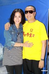 组图：欧阳震华裸体造型亮相 险遭同性当众热吻