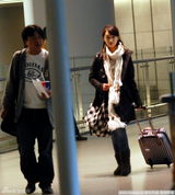 组图：周冬雨无明星架子自提行李 张艺谋副导亲护驾