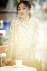 组图：时尚张瑶回归自然  淡雅田园风味十足