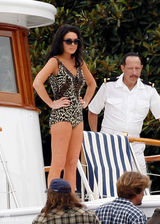 组图：林赛-罗韩豹纹比基尼现身片场