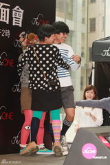 组图：卢广仲遇热情歌迷拥抱 表演太投入弄伤脚