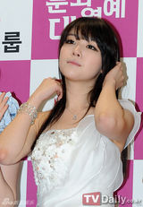 组图：韩星T-ara久违亮相活动 金南珠展帅气魅力