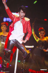 高清组图：钟汉良广州开唱 造型多变帅气逼人