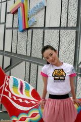 高清图：霍思燕世博园内拍写真 玩转小红马显童真